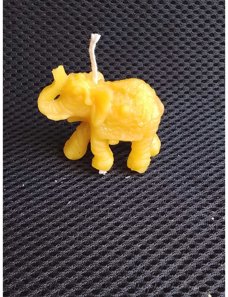 C324 – Elephant with Raised Trunk Beeswax Candle, 11g, 4cm