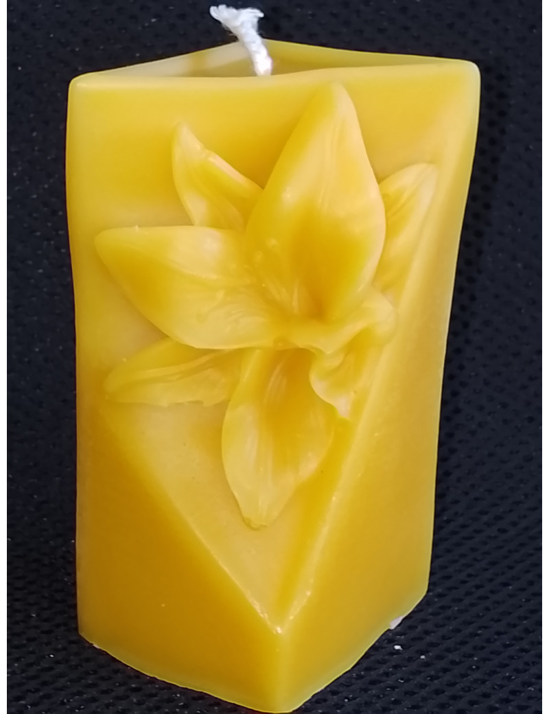 C465 Triangular Block with Lily Beeswax Candle