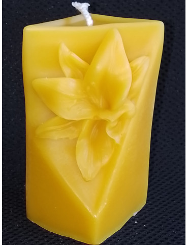 C465 Triangular Block with Lily Beeswax Candle