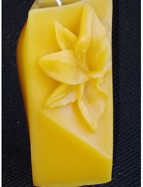 C465 Triangular Block with Lily Beeswax Candle